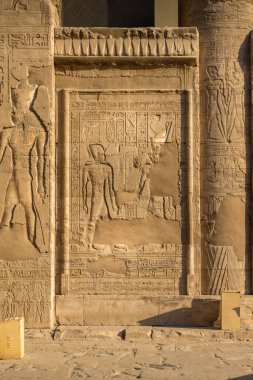 Edfu Tapınağı 'nın duvarında bir rahatlama, Mısır
