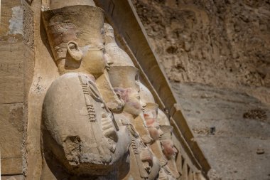 Hatchepsut heykeli Mısır 'daki Hatchepsut tapınağının önünde.