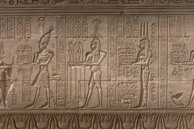 Mısır 'daki Dendera Tapınağı' nın dışındaki rahatlamalar