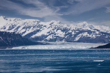 Hubbard Buzulu Alaska 'daki Büyülü Körfez' den görüldü.