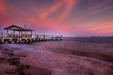 Gün batımında Sanibal Şehir İskelesi, Florida Sanibal Adası.