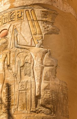 Karnak, Lüksemburg 'daki tapınağın sütunlarında rahatlama ve hiroglpyphs