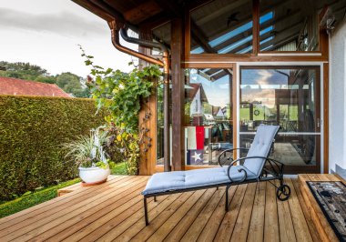 Açık mutfak ve bbq ızgarasıyla kaplı güverte, Almanya Bavyera