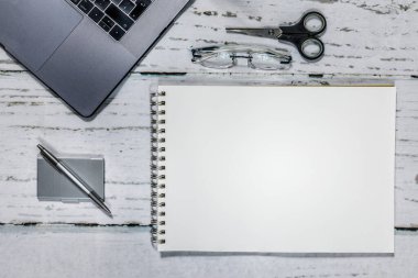 Labtop, gözlük, kalem ve kağıt ile ofis masaüstü üst görünümü