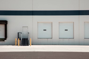 Bir dağıtım deposunun dış görünüşü.