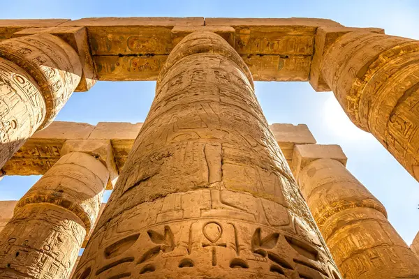 Karnak portico, Lüksemburg Mısır 'da etkileyici sütunlar.