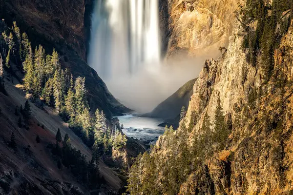 Yellowstone Ulusal Parkı 'ndaki Artist Point' ten görünen Yukarı Şelale.