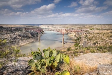 Pecos nehri ve Pecos nehri yüksek köprüsüne bakın.