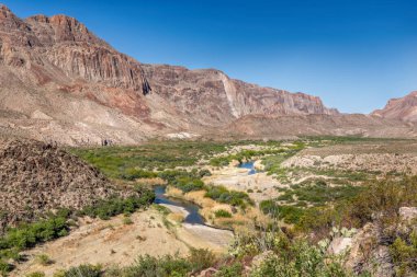 The green band of the Rio Grande River that leads through the Big Bend National Park, Texas USA clipart