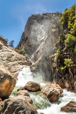 Kükreyen nehir California 'daki Kings Canyon Ulusal Parkı' na dökülüyor.