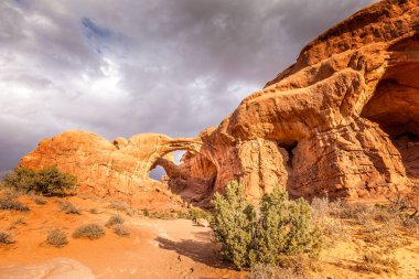 Utah, ABD 'de fırtınalı bir günde Arches Ulusal Parkı' ndaki Çifte Kemer Bölümü.