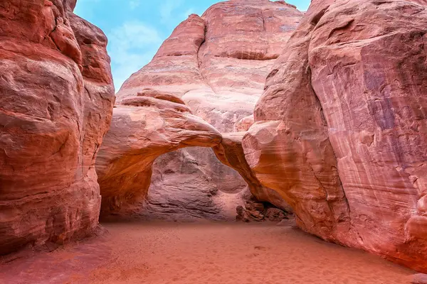 Utah, ABD 'deki Arches Ulusal Parkı' ndaki Kum Kum Kemeri.