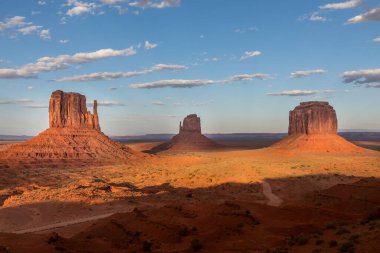 Arizona 'daki Anıt Vadisi' nde süzülen son güneş ışığı.