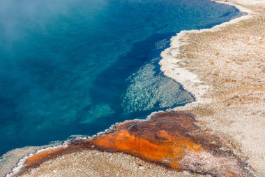 Wyoming 'deki Yellowstone Ulusal Parkı' ndaki Kara Havuz 'un renkli jeolojik yapıları