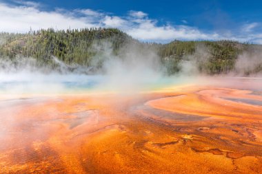 Yellowstone Ulusal Parkı, Wyoming ABD 'deki Büyük Prismatik Baharın kromatik renkleri