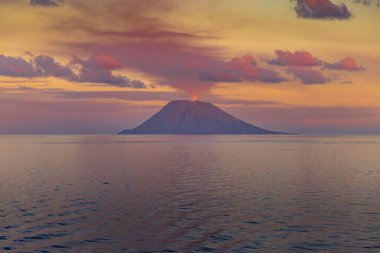 Güneş doğarken gökyüzünde inanılmaz bulutlarla Stromboli volkanik adası