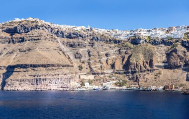 Yunanistan 'ın Santonrini kıyısında, Thira kasabası tepede.