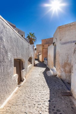 Yunanistan 'ın Santorini kentinde tipik beyaz evleri olan boş bir sokak