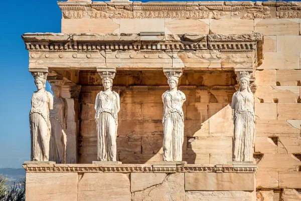 Yunanistan 'ın başkenti Atina' daki Akropolis 'teki iyonik Echtheion tapınağının heykelleri