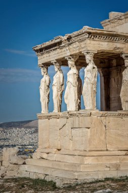 Yunanistan 'ın başkenti Atina' daki Akropolis 'teki iyonik Echtheion tapınağının heykelleri