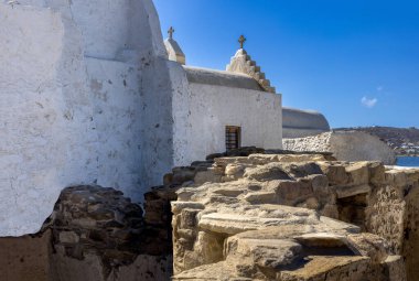 Yunanistan 'ın Mykonos adasında beyaz duvarlı Hıristiyan kilisesi