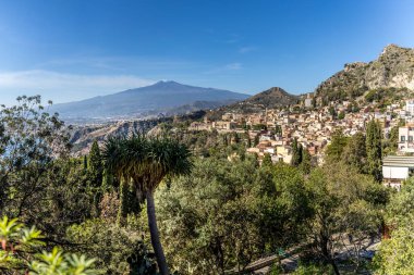 İtalya 'nın Sicilya kentindeki Taormina şehri ve volkanik etna manzarası