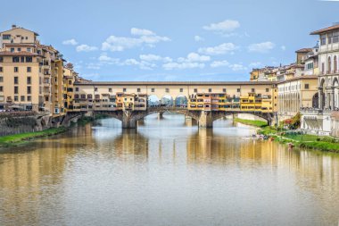 Ünlü köprü Ponte Vecchio ve İtalya, Floransa 'daki Arno nehri.