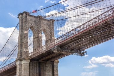 New York 'taki Brooklyn Köprüsü, Doğu Nehri' nden görüldü.