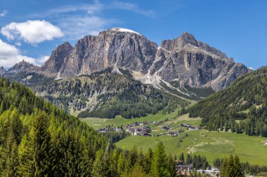 Güney Tyrol 'daki Dolomitlerin dağ sırasındaki panoramik manzara ve önde Kolfuschg köyü.