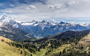 Güney Tyrol 'daki Dolomitlerin dağ sırasındaki panoramik manzara 