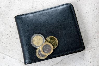 Avrupa parası olan siyah bir parti. Ticaret konsepti için deri cüzdanda madeni paralar.