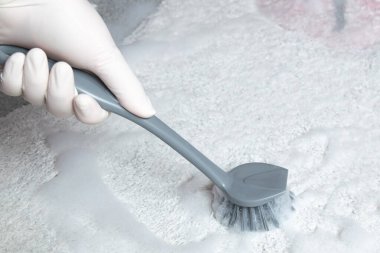 Temizlik için lastik eldiven ve fırça verin. Yerleri temizlemek için plastik mavi fırça. Ev temizliği kavramı.