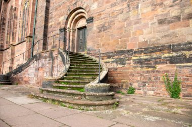 Eski ünlü şatoda eski basamaklar. Taş merdiven ve mimari ile renkli sonbahar manzarası. 