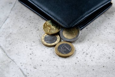 Avrupa parası olan siyah bir parti. Ticaret konsepti için deri cüzdanda madeni paralar.