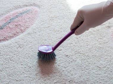 Temizlik için lastik eldiven ve fırça verin. Yerleri temizlemek için plastik mavi fırça. Ev temizliği kavramı.