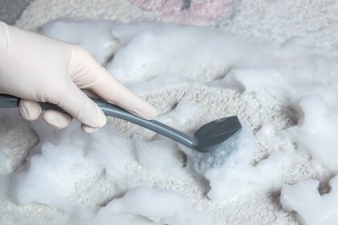 Temizlik için lastik eldiven ve fırça verin. Yerleri temizlemek için plastik mavi fırça. Ev temizliği kavramı.