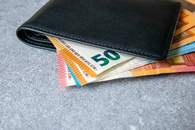 Avrupa parası olan siyah bir parti. Ticaret konsepti için deri cüzdanda faturalar.