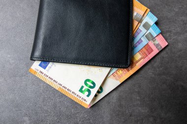 Avrupa parası olan siyah bir parti. Ticaret konsepti için deri cüzdanda faturalar.