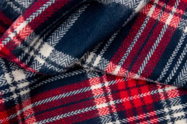 Mavi, beyaz, kırmızı kafes dokusu. Kış kaşmir atkısı. Tekstil koyu renkli örgü arka plan.