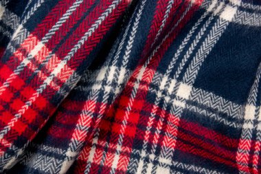 Mavi, beyaz, kırmızı kafes dokusu. Kış kaşmir atkısı. Tekstil koyu renkli örgü arka plan.