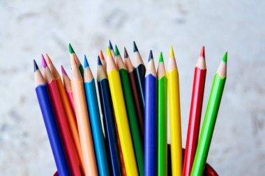 Açık doğal mantar zemin üzerinde çok renkli kalemler var. Kapatın. Tasarım konsepti. Metin için yer.