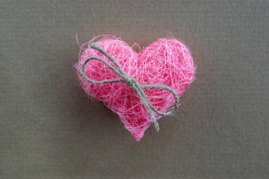 Pembe kumaşın kalbi, yaylı, doğal arka planda, kopyalanmış. Sevgililer Günü ve romantik aşk kavramı.