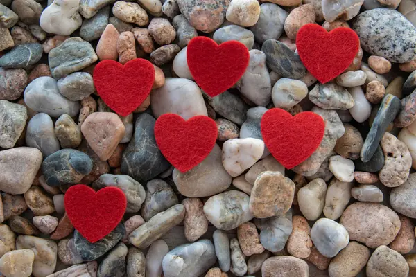 Nehir kenarındaki diğer taşların üzerinde kırmızı parlak bir kalp var..