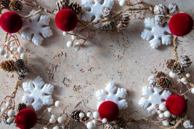Kar taneleri, kırmızı toplar, böğürtlenler, doğal ahşap arka planda dekoru olan güzel bir Noel çerçevesi. Uzayı kopyala Üst görünüm. 