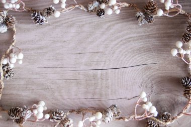 Noel arkaplanı. Kahverengi kuru dallar, koniler, doğal ahşap arka plan dekorasyonu için çiçekler. Uzayı kopyala Üst görünüm. 