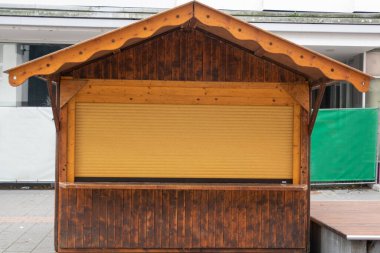 Eski şehirdeki caddedeki ahşap pavyon evi. Bahçedeki yazlık evde..