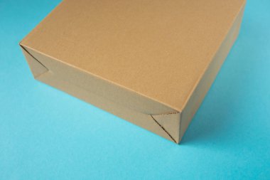 Mavi arka planda eko karton kutu. Tasarım için model.