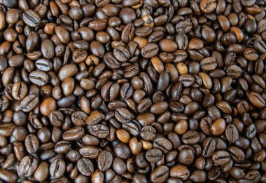 Kavrulmuş kahve çekirdeği arka planıyla yüzeye. Üst görünüm.