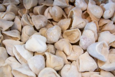 Ev yapımı börekler. Pelmeni. Yemek pişirmek. Ev yemeği..