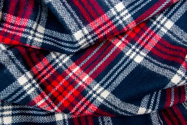 Mavi, beyaz, kırmızı kafes dokusu. Kış kaşmir atkısı. Tekstil koyu renkli örgü arka plan.